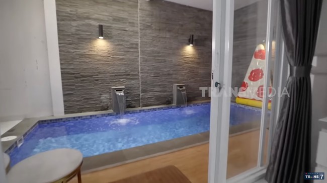 Meski tidak terlalu luas, Shindy memanfaatkan halaman belakang dengan maksimal. Ia menjadikannya kolam renang indoor. (Foto: YouTube/TRANS7 Lifestyle)