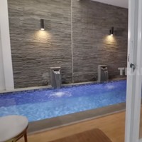Meski tidak terlalu luas, Shindy memanfaatkan halaman belakang dengan maksimal. Ia menjadikannya kolam renang indoor. (Foto: YouTube/TRANS7 Lifestyle)