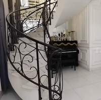 Kombinasi warna hitam dan putih mendominasi sehingga memberi kesan yang bersih dan lapang. (Foto: YouTube/TRANS7 Lifestyle)