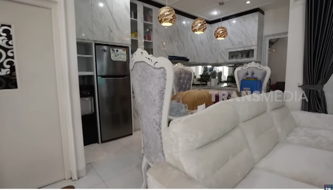 Dapur dihiasi lampu beraksen emas sehingga terhindar dari kesan monoton. (Foto: YouTube/TRANS7 Lifestyle)
