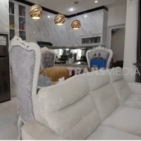 Dapur dihiasi lampu beraksen emas sehingga terhindar dari kesan monoton. (Foto: YouTube/TRANS7 Lifestyle)