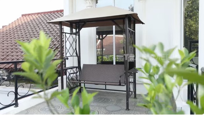Setelah direnovasi, rumah Shindy menjadi tiga tingkat. Balkon lantai dua ia fungsikan untuk tempat bersantai. (Foto: YouTube/TRANS7 Lifestyle)