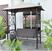 Setelah direnovasi, rumah Shindy menjadi tiga tingkat. Balkon lantai dua ia fungsikan untuk tempat bersantai. (Foto: YouTube/TRANS7 Lifestyle)