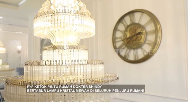 Lampu-lampu kristal ikut melengkapi kemewahan tersebut. Beberapa di antaranya warisan dari Ricis. Dari rumah Ricis karena dia mulai bosan, kata Shindy saat tampil di YFP Trans7 baru-baru ini. (Foto: YouTube/TRANS7 Lifestyle)
