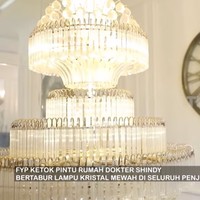 Lampu-lampu kristal ikut melengkapi kemewahan tersebut. Beberapa di antaranya warisan dari Ricis. Dari rumah Ricis karena dia mulai bosan, kata Shindy saat tampil di YFP Trans7 baru-baru ini. (Foto: YouTube/TRANS7 Lifestyle)