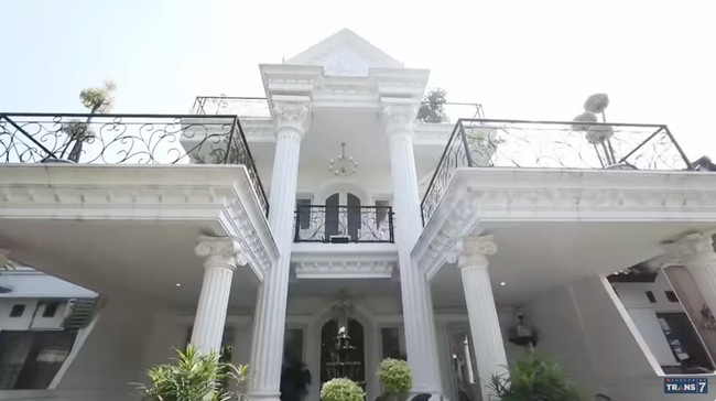 Setelah membelinya dari Ricis, Shindy merenovasi total rumah tersebut. Untuk memberi sentuhan yang personal, ia memilih gaya American-classic sebagai tema arsitektur utama. (Foto: YouTube/TRANS7 Lifestyle)