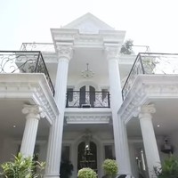 Setelah membelinya dari Ricis, Shindy merenovasi total rumah tersebut. Untuk memberi sentuhan yang personal, ia memilih gaya American-classic sebagai tema arsitektur utama. (Foto: YouTube/TRANS7 Lifestyle)