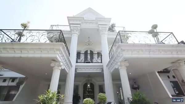 10 Potret Rumah Mewah dr Shindy Kakak Ria Ricis, Ada Kolam Lele di Balkon