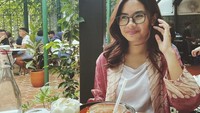 Wanita berusia 26 tahun ini juga kerap menikmati hidangan di restoran. Seperti momennya satu ini, ia tampak menikmati sajian berkuah merah dengan minuman kopi manis. Foto: Instagram @salshaindradjaja