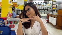 Selain mengunjungi kafe kekinian, Salshadilla juga suka menikmati nasi Padang di tempat yang sederhana. Terlihat momennya di RM Mekar Jaya, ia menikmati nasi dengan gulai otak dan perkedel. Foto: Instagram @salshaindradjaja