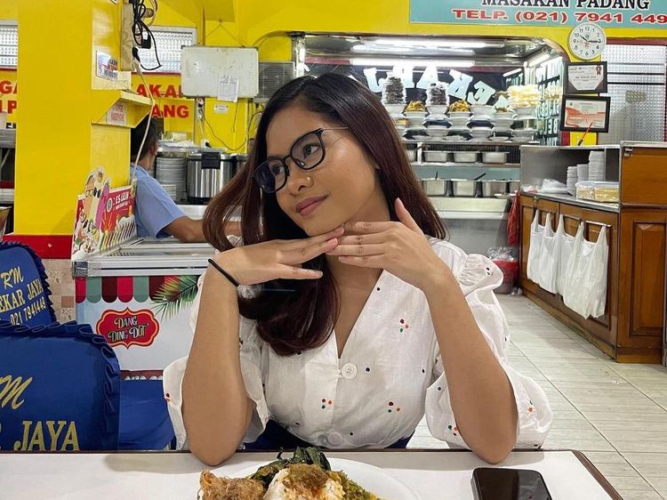 Salshadilla Juwita, Putri Iis Dahlia Saat Ngopi dan Makan Sereal