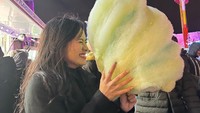 Kalau ini momen Salshadilla ketika berada di taman bermain. Ia juga terlihat membeli gulali berwarna kuning yang ukurannya jumbo. Foto: Instagram @salshaindradjaja