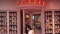 Begini pose OOTD yang dibagikan oleh Salshadilla. Kafe itu adalah The Cassette Coffee Bar yang berlokasi di Bangkok, Thailand. Foto: Instagram @salshaindradjaja