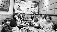 Kalau ini momen kulinernya bersama keluarga besar. Mereka menikmati hidangan di restoran Korea, ada Iis Dahlia juga turut hadir. Foto: Instagram @salshaindradjaja