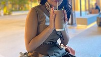 Salshadilla kerap menunjukkan momen kulinernya. Seperti momen menikmati segelas minuman besar yang segar di salah satu taman Mall. Foto: Instagram @salshaindradjaja