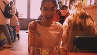 Kalau ini momen Salshadilla di luar negeri. Ia berada di kafe sereal, tampak menikmati hidangan cereal bowl dengan campuran pisang dan susu. Foto: Instagram @salshaindradjaja