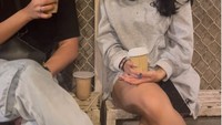 Momen ngopinya juga sempat dibagikan saat bersama sang kekasih. Mereka menikmati Kopi Tuku di salah satu cabangnya. Foto: Instagram @salshaindradjaja