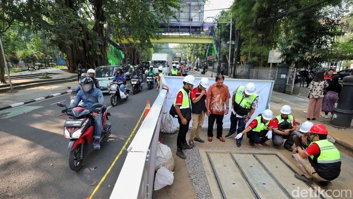 Sejumlah pekerja tengah mengecek pengerjaan proyek galian di salah satu titik jalan Kota Bandung.