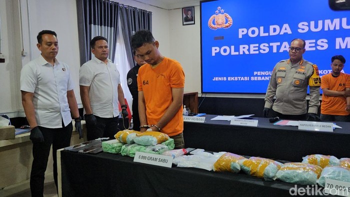 Selebgram Yogik saat Rilis Penangkapan Narkoba oleh Polrestabes Medan.