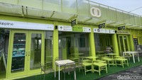 Nama tempat ini adalah Cafe Loopline Depok, menonjolkan warna hijau cerah pada bangunannya dan mengusung konsep gerbong kereta, sehingga pengunjung dapat merasakan suasana seperti berada di dalam gerbong kereta Jepang.