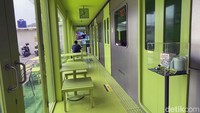Cafe ini terdiri dari dua lantai, mengingatkan pada warna khas hijau nyentrik serupa kereta Yamanote Line di Jepang, dengan jalur melingkar yang menjadi simbol perjalanan yang menyenangkan di negeri Sakura.