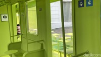 Meskipun dari luar tidak terlalu terlihat seperti gerbong kereta, ketika traveler melangkah masuk, mata akan merasakan atmosfer seperti berada di dalam stasiun gerbong kereta di Jepang, di mana dinding gerbong dihiasi dengan gagang pegangan tangan, meja, serta petunjuk peta kereta Shibuya yang semakin menambah kesan otentik dan mendukung pengalaman pengunjung.