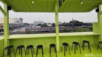 Area di lantai dua outdoor-nya menawarkan tempat santai bagi pengunjung untuk menikmati pemandangan KRL Bogor yang melintas.