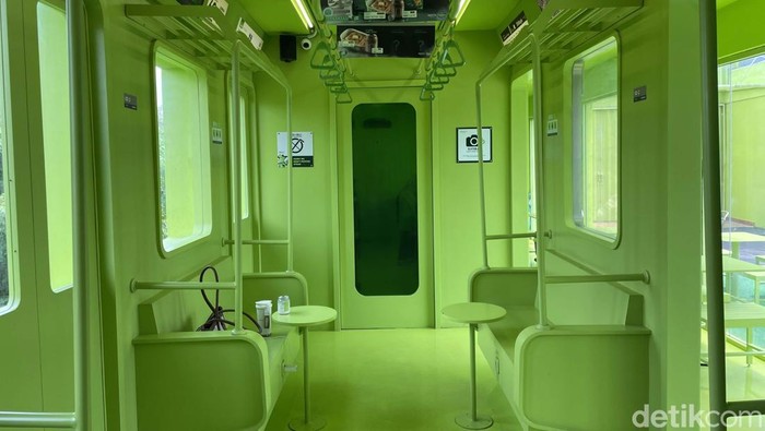 Sensasi Ngopi dengan Nuansa di Gerbong Kereta Jepang Cafe Loopline Depok, mengusung konsep unik yaitu gerbong kereta. Sehingga pengunjung dapat merasakan suasana seperti berada di dalam gerbong kereta Jepang.