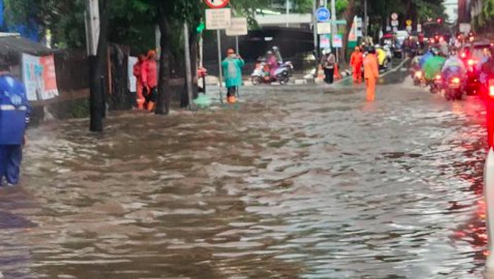 Seorang warga menceritakan terjebak macet karena jalan tergenang usai hujan deras di Jakarta. Awalnya perjalanan diprediksi 21 menit, tapi menjadi hampir 2 jam. (dok Pribadi/Rizky Nugraha)