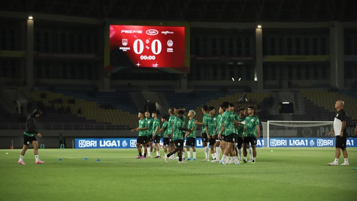 Sesi pemanasan PSS Sleman jelang menghadapi Persis Solo, Minggu (3/11/2024).