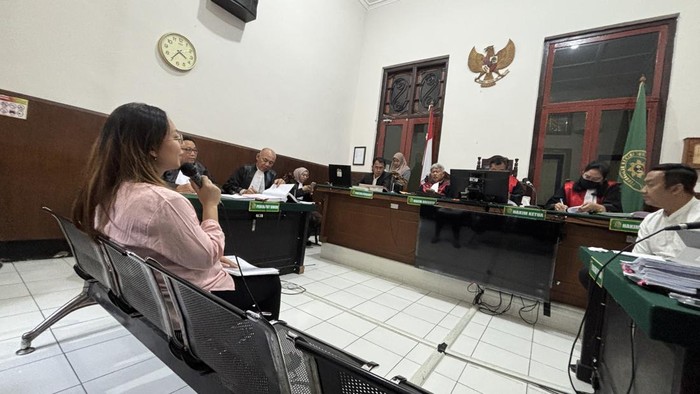 Sidang penipuan investasi bodongspring bed di PN Surabaya