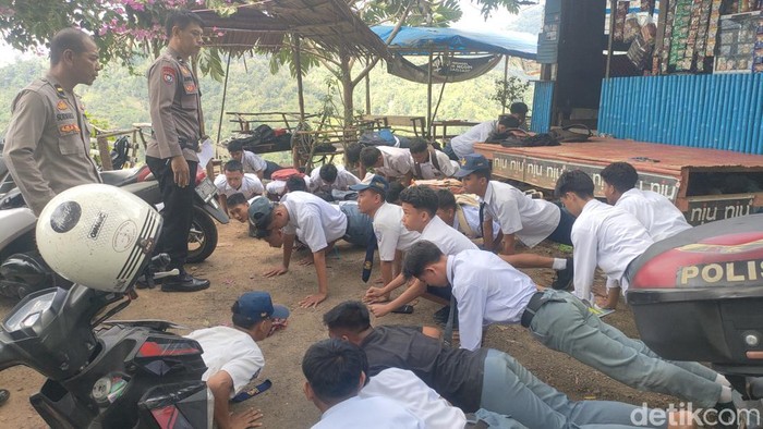 Siswa SMP dan SMA di Polman disanksi push up usai kepergok bolos sekolah.