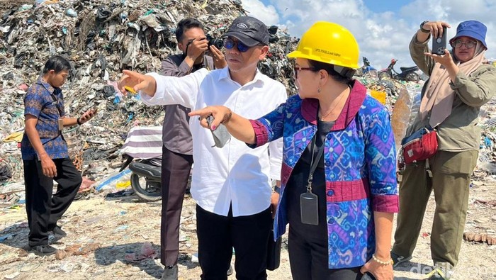 Staf Khusus Kementerian Lingkungan Hidup bersama Direktur Pengolahan Sampah Kementerian Lingkungan Hidup Sedang Melihat Kondisi TPA Sawung, Selasa (5/11/2024). (Firga Raditya Pamungkas)