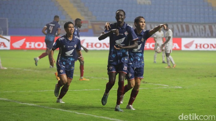 Striker PSM Tito Okello merayakan gol yang dicetaknya ke gawang Persik Kediri dalam laga lanjutan Liga 1 2024/2025 di Stadion Batakan.