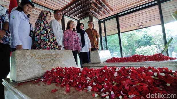 The Indonesian Ministry of Health (Kemenkes) through the Prof Dr Dr Mahar Mardjono National Brain Center Hospital, Soeharto Heerdjan Hospital, and Dr Drs M Hatta Bukittinggi Brain Hospital held a flower sowing event at the Tanah Kusir public cemetery (TPU), South Jakarta on Tuesday (5/11/2024). This flower scattering event was held at the graves of Bung Hatta, Dr. Soeharto Heerdjan SpKJ, and Prof. Dr. H Mahar Mardjono.