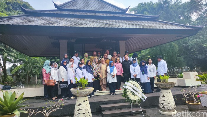 Kementerian Kesehatan RI (Kemenkes) melalui Rumah Sakit Pusat Otak Nasional Prof Dr dr Mahar Mardjono, Rumah Sakit Soeharto Heerdjan, dan Rumah Sakit Otak Dr Drs M Hatta Bukittinggi menggelar acara tabur bunga di taman pemakaman umum (TPU) Tanah Kusir, Jakarta Selatan pada Selasa (5/11/2024). Acara tabur bunga ini dilakukan di pusara makam Bung Hatta, dr Soeharto Heerdjan SpKJ, dan Prof dr H Mahar Mardjono.