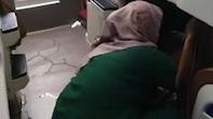 Tangkapan layar penumpang melahirakan dalam bus rute Makassar-Palopo.
