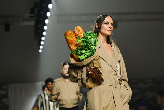 Tas Seledri Moschino