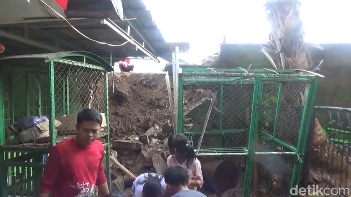 Tembok SDN Pannara, Makassar, Sulsel roboh saat proses belajar mengajar tengah berlangsung.