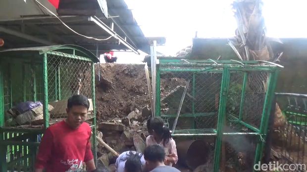 Tembok SDN Pannara, Makassar, Sulsel roboh saat proses belajar mengajar tengah berlangsung.