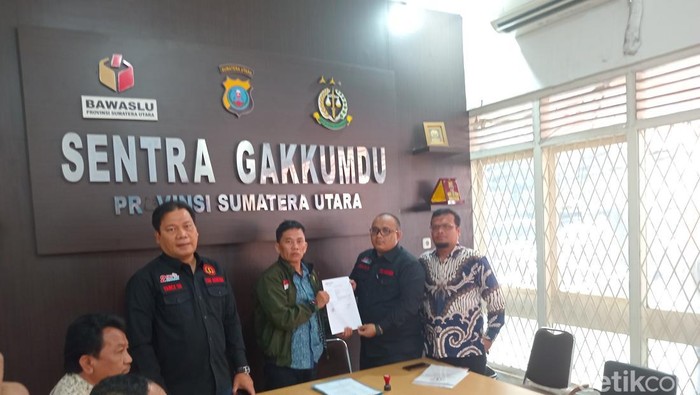 Tim Hukum Edy-Hasan saat membuat laporan ke Bawaslu Sumut (Ahmad Zaky Parinduri/detikcom)