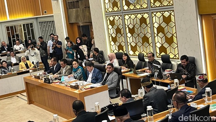 Titiek Soeharto Pimpin Rapat Komisi IV dengan Mentan Bahas Swasembada Pangan