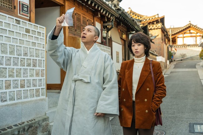 Film terbaru Lee Seung Gi dijadwalkan tayang di bioskop mulai 11 Desember 2024. Menjelang penayangannya, tim produksi About Family mulai membagikan foto-foto transformasinya sebagai biksu superstar. Foto: dok. Lotte Entertainment