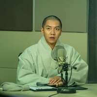 Lee Seung Gi beradu akting dengan aktor senior Kim Yun Seok yang jadi ayahnya sekaligus pemilik restoran mie legendaris. Han Moo Ok mulai cemas karena tak punya penerus untuk mewariskan restorannya. Putranya tidak menikah karena jadi biksu. Foto: dok. Lotte Entertainment