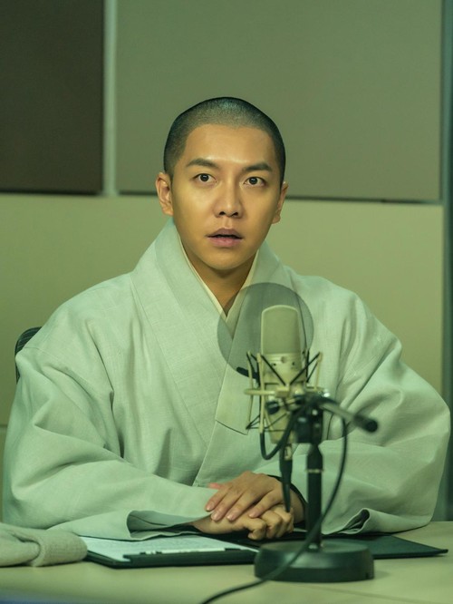 Transformasi Lee Seung Gi tampil botak di film About Family