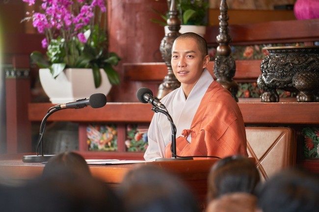 “Aku harap kalian tidak salah paham. Orang-orang menatapku dengan kasihan, tapi menurutku itu tidak perlu,” timpal Lee Seung Gi usai mengungkap alasannya tiba-tiba tampil botak, Sabtu (31/12/2022). Foto: dok. Lotte Entertainment