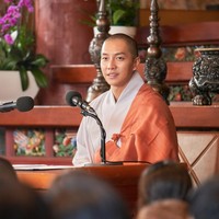 “Aku harap kalian tidak salah paham. Orang-orang menatapku dengan kasihan, tapi menurutku itu tidak perlu,” timpal Lee Seung Gi usai mengungkap alasannya tiba-tiba tampil botak, Sabtu (31/12/2022). Foto: dok. Lotte Entertainment