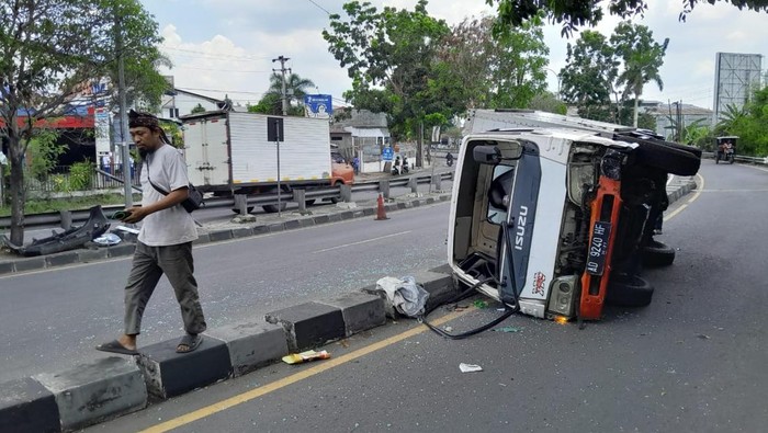 Truk boks yang terguling di Ring Road Selatan, Kasihan, Bantul, Selasa (5/11/2024). Truk boks yang terguling di Ring Road Selatan, Kasihan, Bantul, Selasa (5/11/2024).