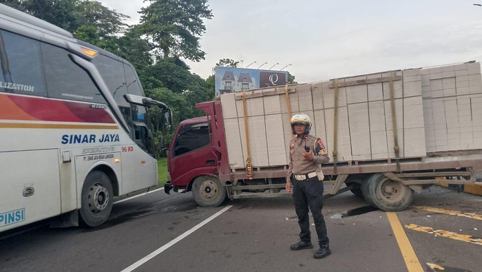 Truk muatan hebel menabrak pembatas jalan di putaran Tol Jagorawi, Baranangsiang, Kota Bogor. (dok istimewa).