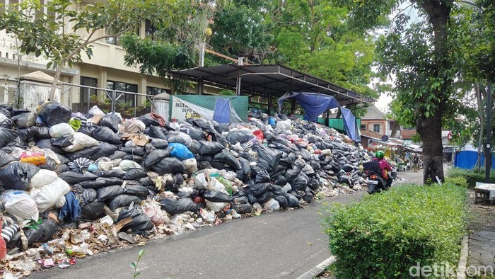 Tumpukan sampah menggunung di depan depo Kotabaru, jogja, Selasa (5/11/2024).
